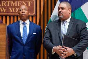 ARCHIVO: el alcalde de Nueva York, Eric Adams, a la izquierda, y el fiscal de distrito de Manhattan, Alvin Bragg, participan en una conferencia de prensa en la sede de la policía, el 18 de abril de 2023, en Nueva York. Esta semana se dijo falsamente en redes sociales que el alcalde de Nueva York había destruído decenas de motocicletas de migrantes (Foto AP/Mary Altaffer, Archivo)