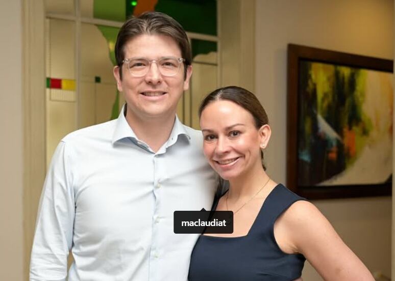 Después del ataque y posterior traslado del precandidato presidencial hacia un centro asistencial, en donde ya tuvo una intervención quirúrgica, la mujer publicó desde su cuenta de Instagram una fotografía con él.