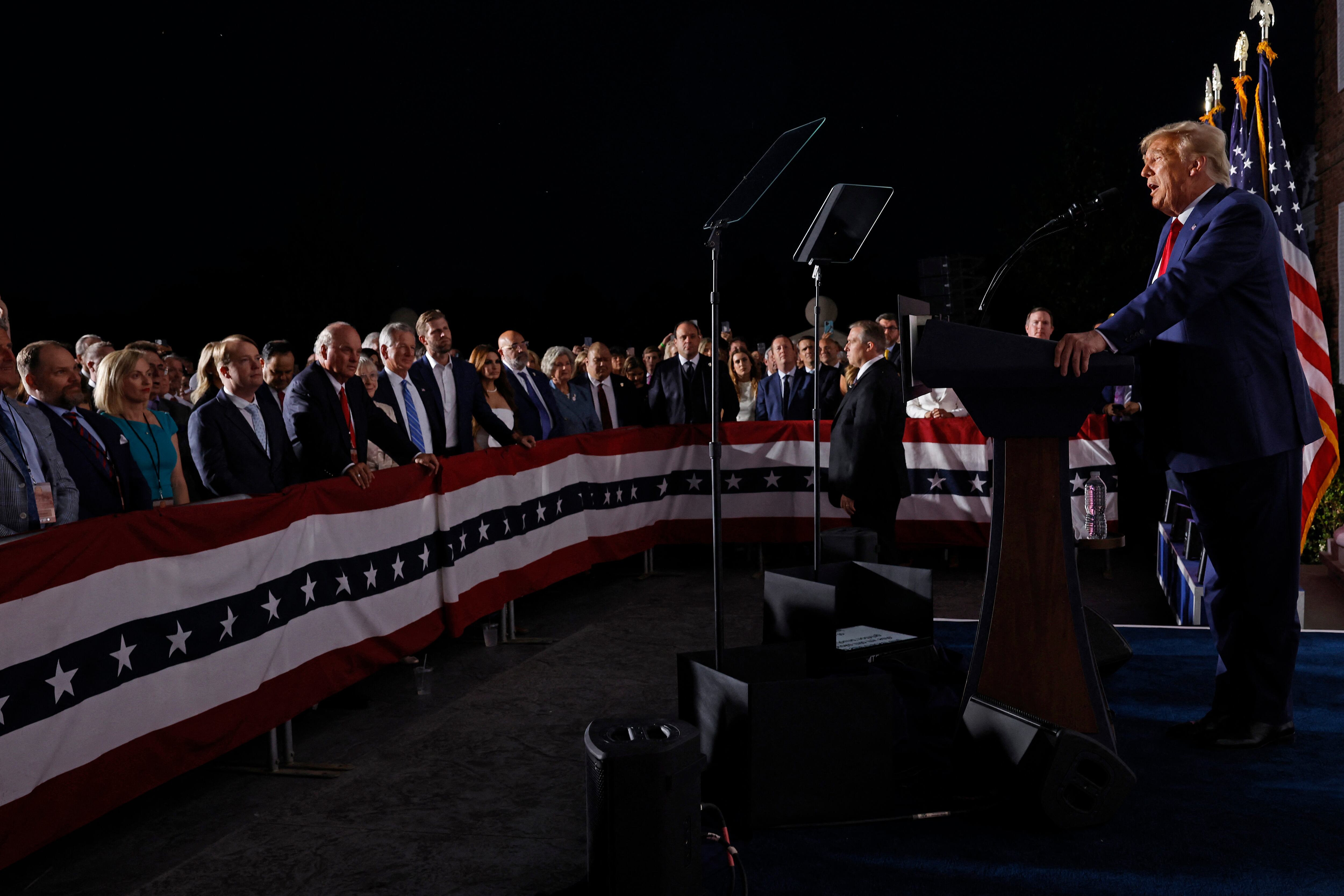 Donald Trump se defendió publicamente y criticó la imputación de cargos. Foto: AFP.