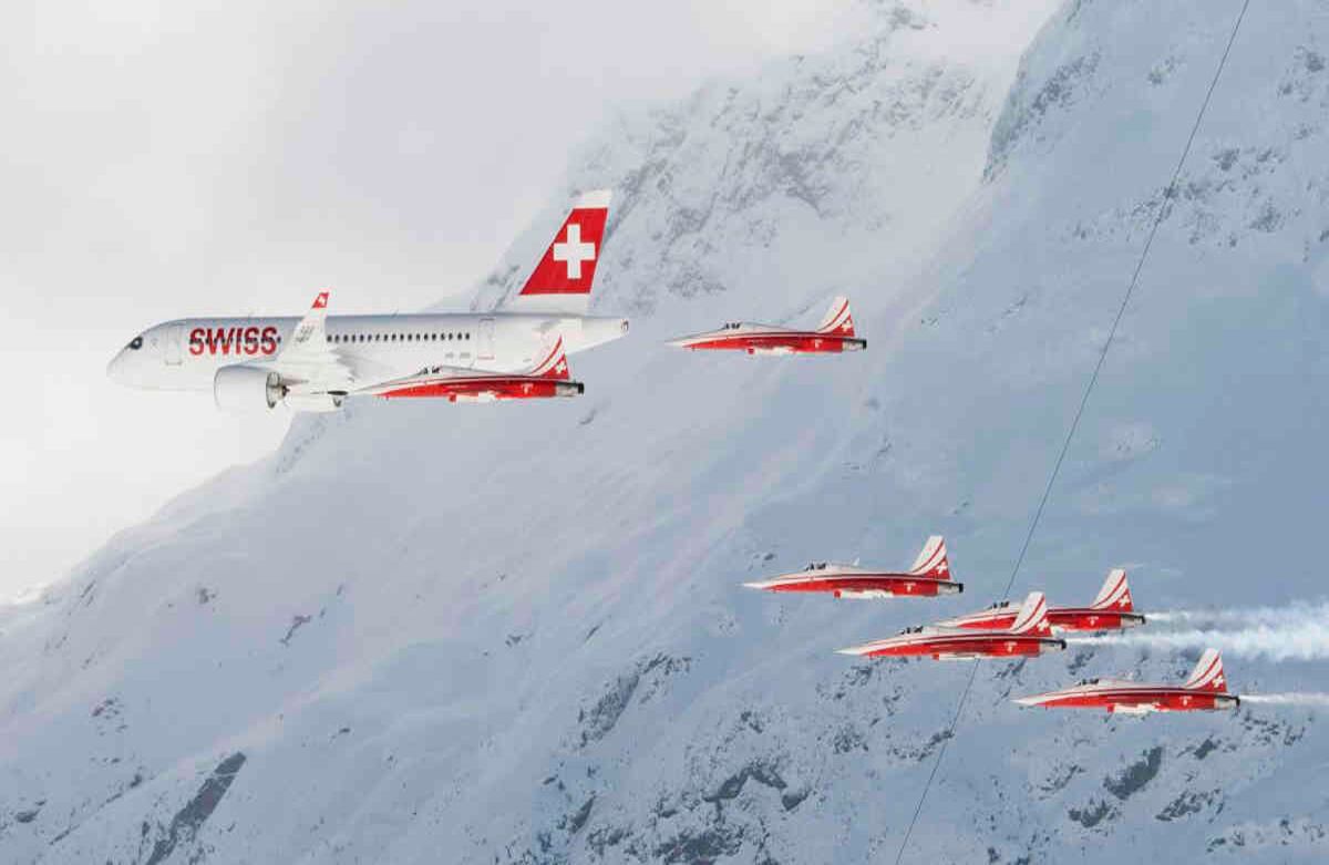 Los jets de la Patrouille Suisse (Patrulla Suiza) y un avión de la aerolínea suiza vuelan por encima de St. Moritz antes de la carrera de descenso de hombres en el Campeonato Mundial de Esquí Alpino de 2017 en St. Moritz, Suiza, sábado 11 de febrero de 2017 (Jean-Christophe Bott / Keystone vía AP)  