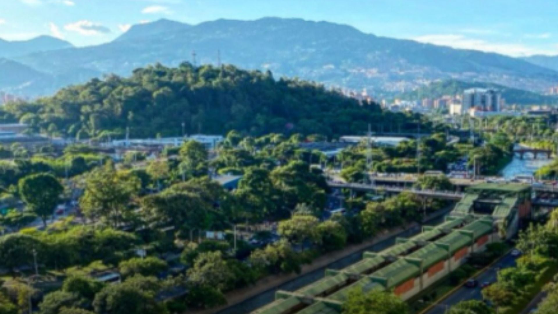 Los corredores verdes transformaron el paisaje urbano de Medellín, reduciendo la temperatura hasta en 4 °F y convirtiendo a la ciudad en referente global de soluciones climáticas basadas en la naturaleza.
