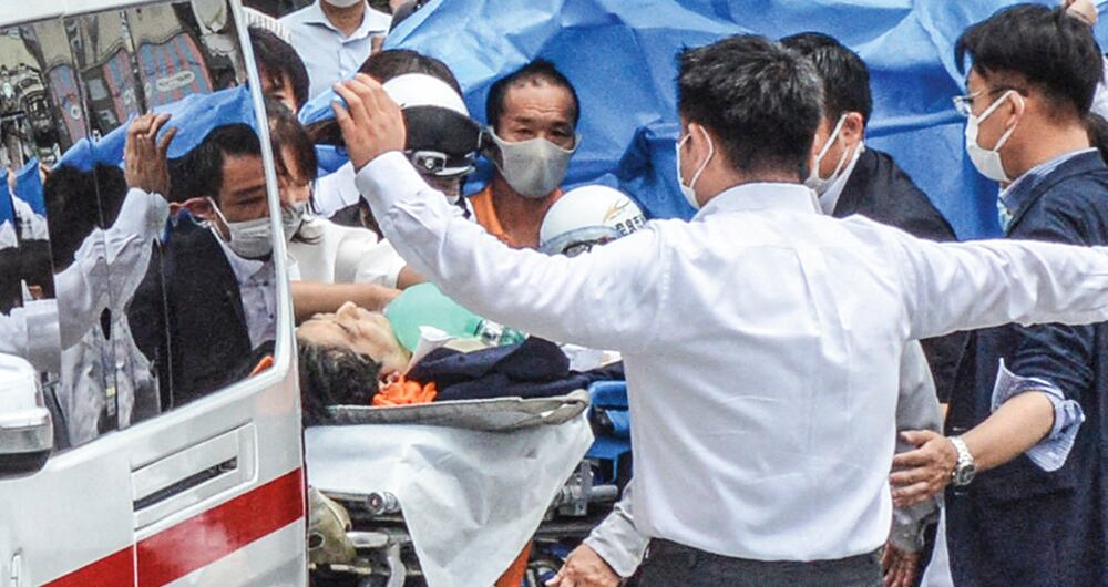 Abe siendo llevado al hospital después del atentado en su contra.