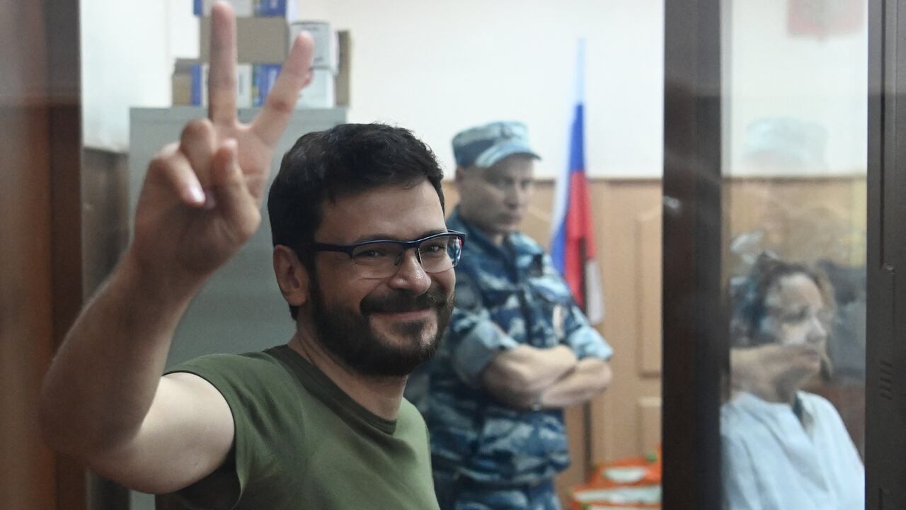 La figura de la oposición rusa y concejal de la ciudad de Moscú, Ilya Yashin, acusado de "desacreditar" al ejército ruso que lucha en Ucrania, muestra el signo V durante una audiencia sobre su detención en el tribunal de distrito de Basmanny en Moscú el 13 de julio de 2022. (Foto de Kirill KUDRYAVTSEV / AFP)