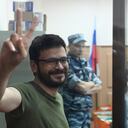 La figura de la oposición rusa y concejal de la ciudad de Moscú, Ilya Yashin, acusado de "desacreditar" al ejército ruso que lucha en Ucrania, muestra el signo V durante una audiencia sobre su detención en el tribunal de distrito de Basmanny en Moscú el 13 de julio de 2022. (Foto de Kirill KUDRYAVTSEV / AFP)