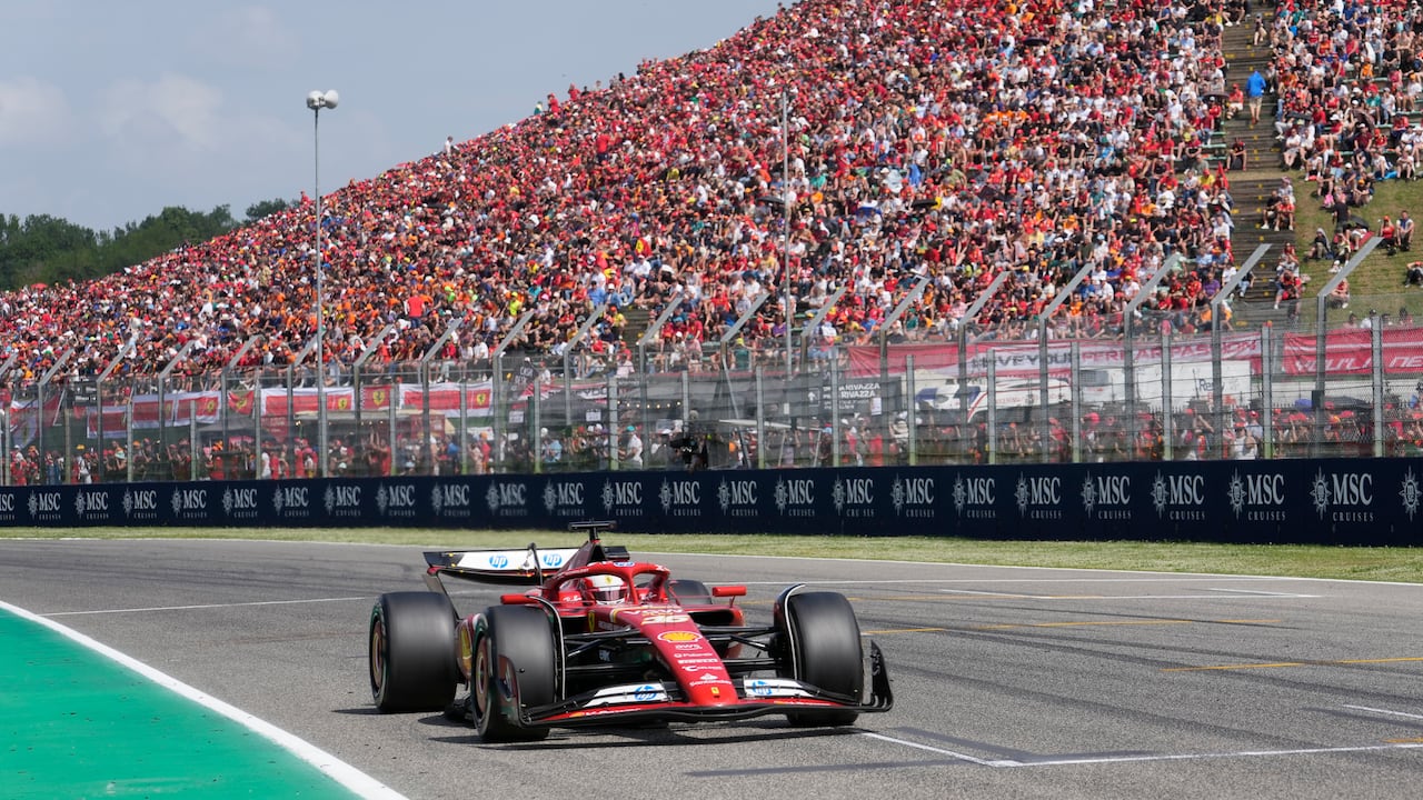 El piloto de Ferrari Charles Leclerc de Mónaco conduce su auto durante la carrera del Gran Premio de Fórmula 1 de Emilia Romagna de Italia en el circuito Dino y Enzo Ferrari en Imola, Italia, el domingo 19 de mayo de 2024. (Foto AP/Antonio Calanni)