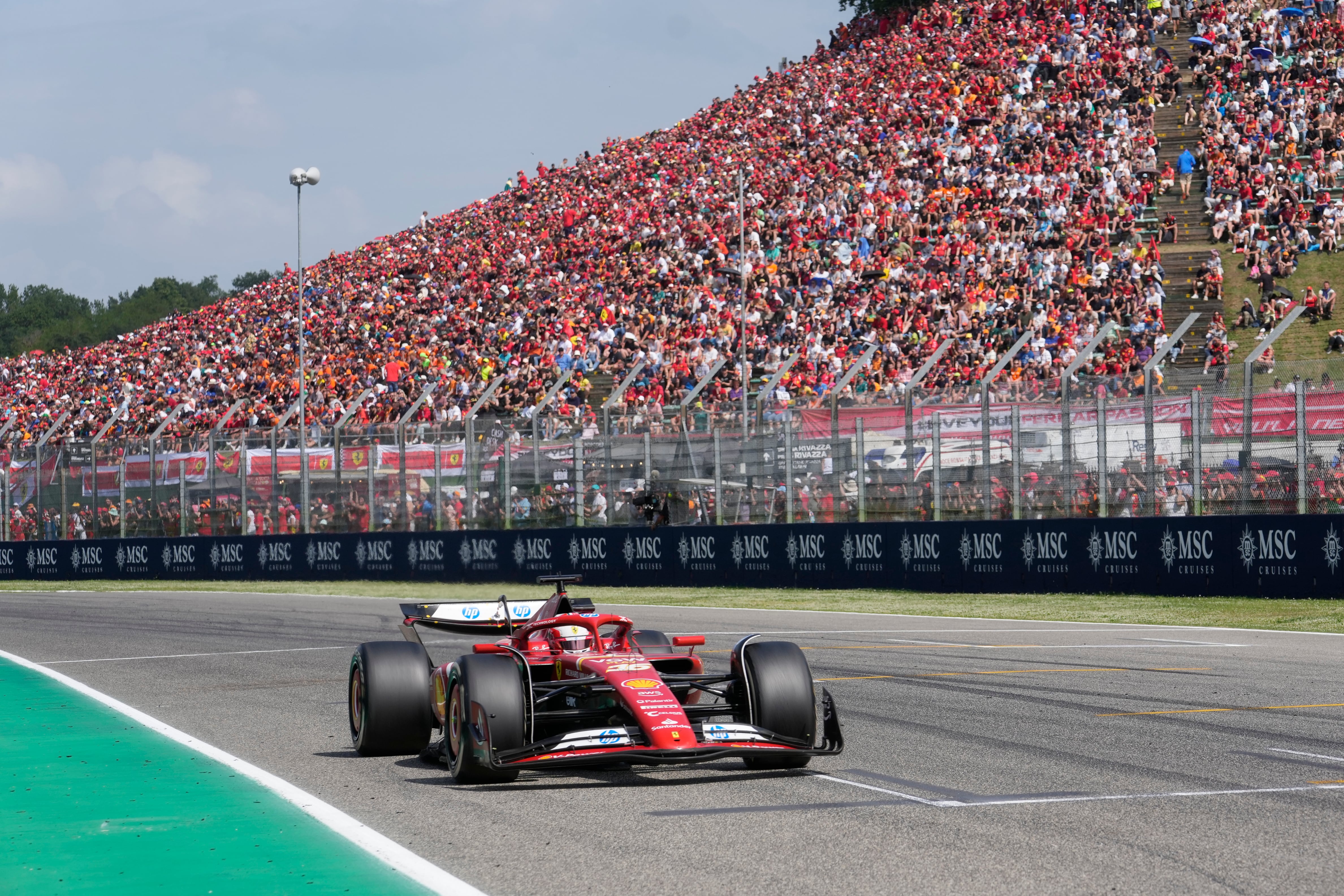 El piloto de Ferrari Charles Leclerc de Mónaco conduce su auto durante la carrera del Gran Premio de Fórmula 1 de Emilia Romagna de Italia en el circuito Dino y Enzo Ferrari en Imola, Italia, el domingo 19 de mayo de 2024. (Foto AP/Antonio Calanni)