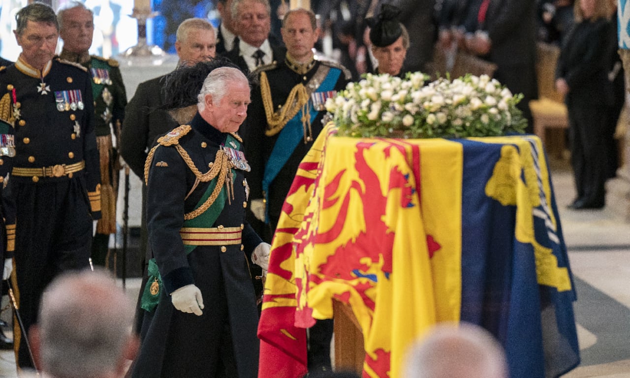 Rey Carlos III frente al féretro de su madre