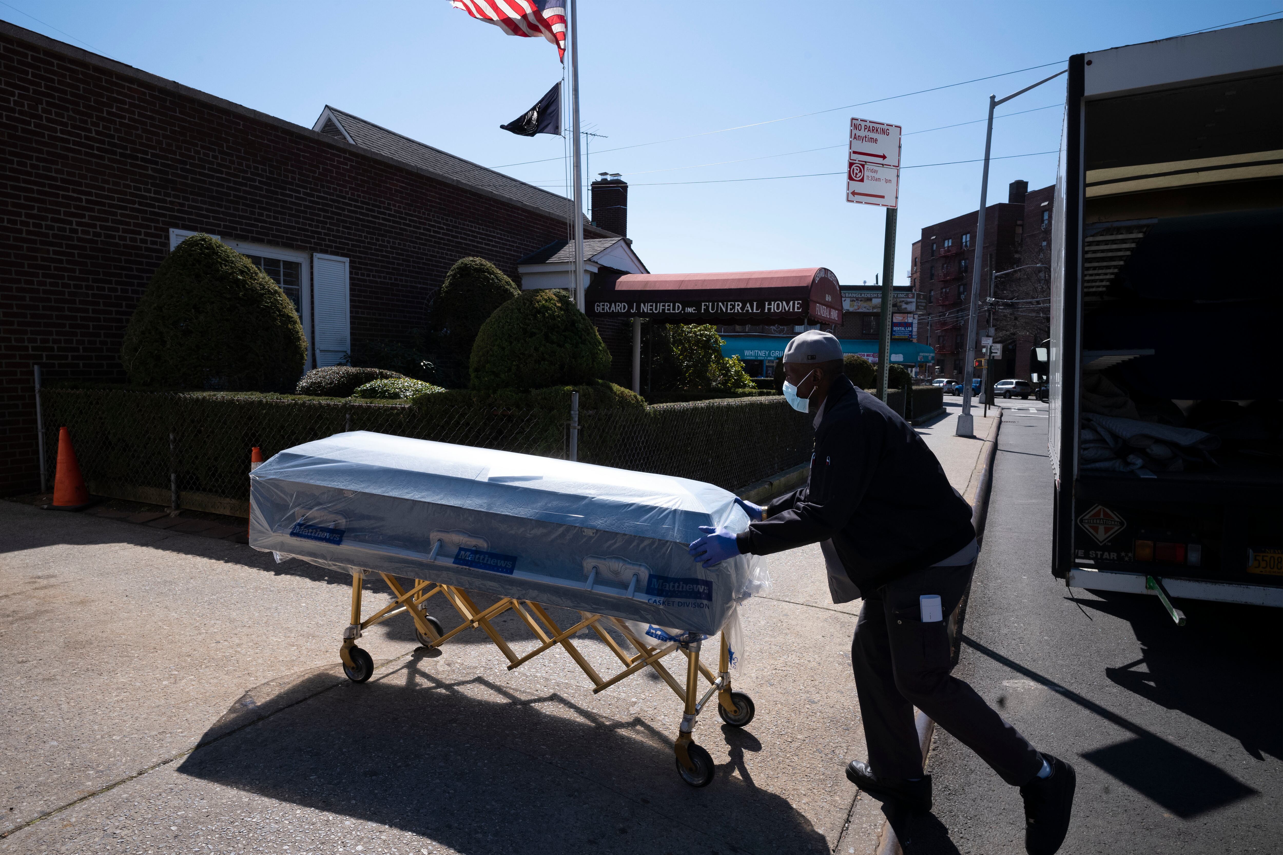 Una de las muertes causadas por el coronavirus en el distrito de Queens de la Ciudad de Nueva York. (AP Photo/Mark Lennihan)
