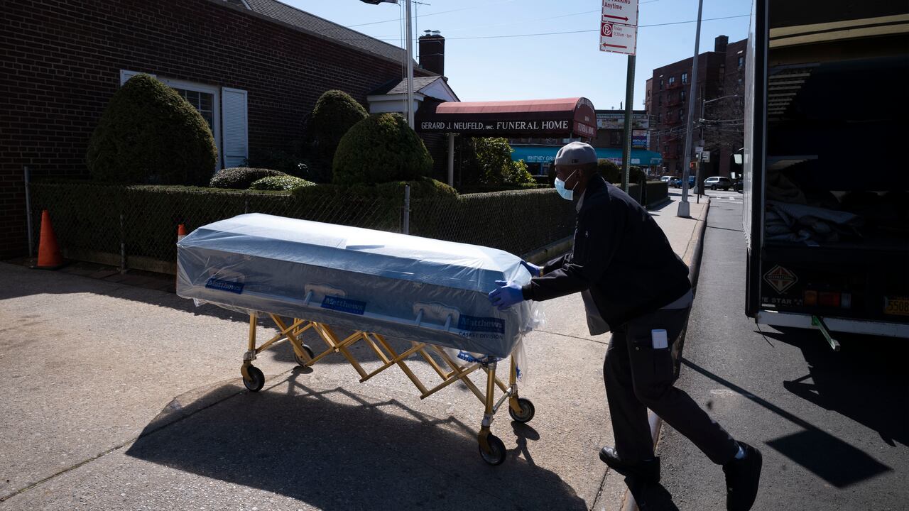 Una de las muertes causadas por el coronavirus en el distrito de Queens de la Ciudad de Nueva York. (AP Photo/Mark Lennihan)