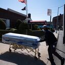 Una de las muertes causadas por el coronavirus en el distrito de Queens de la Ciudad de Nueva York. (AP Photo/Mark Lennihan)