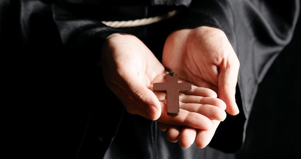 El hombre se levantó a contestar y la víctima aprovechó para desprenderse de su atacante. 