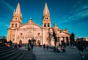 Guadalajara, Jalisco, México-12 de enero de 2022: Monumento Central Catedral (Catedral de la Asunción de Nuestra Señora) ubicada en la plaza central de Guadalajara.