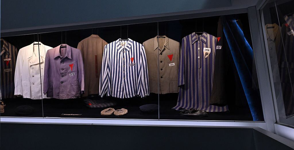 La ropa de los prisioneros se puede ver en una vitrina de la exposición permanente en el antiguo edificio de cámaras del antiguo campo de concentración de Buchenwald. El 11 de abril de 1945, las tropas estadounidenses liberaron a los supervivientes de los campos de concentración de Buchenwald y Mittelbau-Dora (Foto de Martin Schutt/Picture Alliance vía Getty Images)