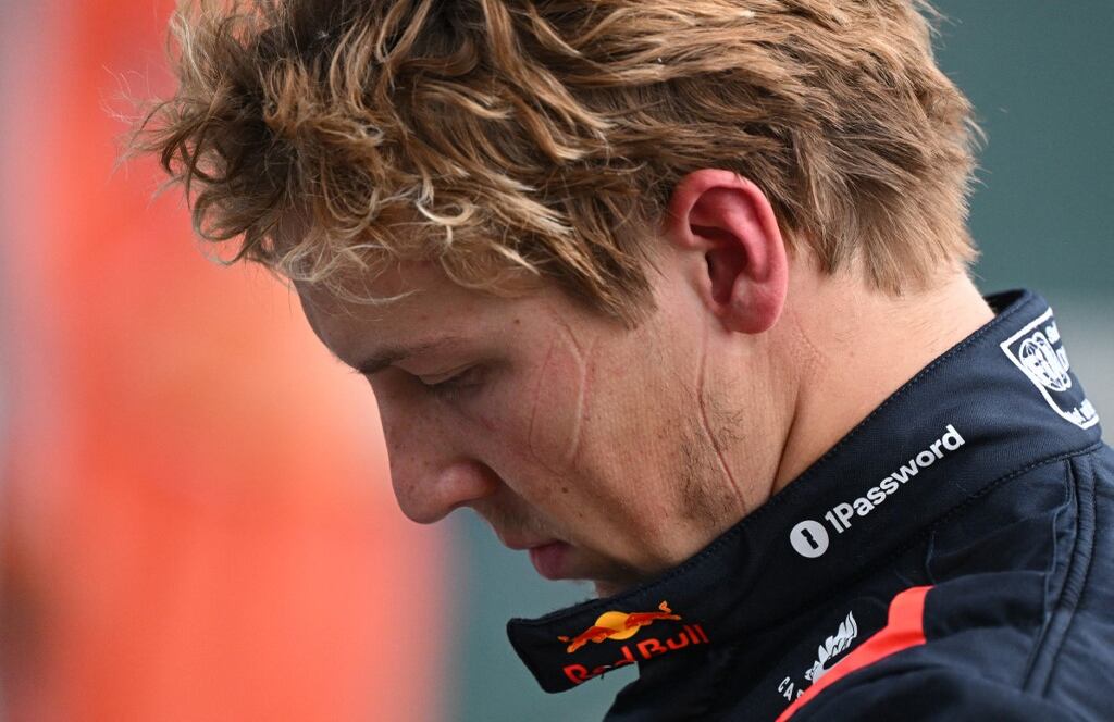El piloto neozelandés de Red Bull Racing, Liam Lawson, regresa al garaje de su equipo después de salir de su auto al final del Gran Premio de China de Fórmula Uno en Shanghai el 23 de marzo de 2025. Red Bull dijo el 27 de marzo de 2025 que Liam Lawson había sido despedido y reemplazado por Yuki Tsunoda, confirmando días de especulaciones y solo dos fines de semana de carreras en la temporada de F1