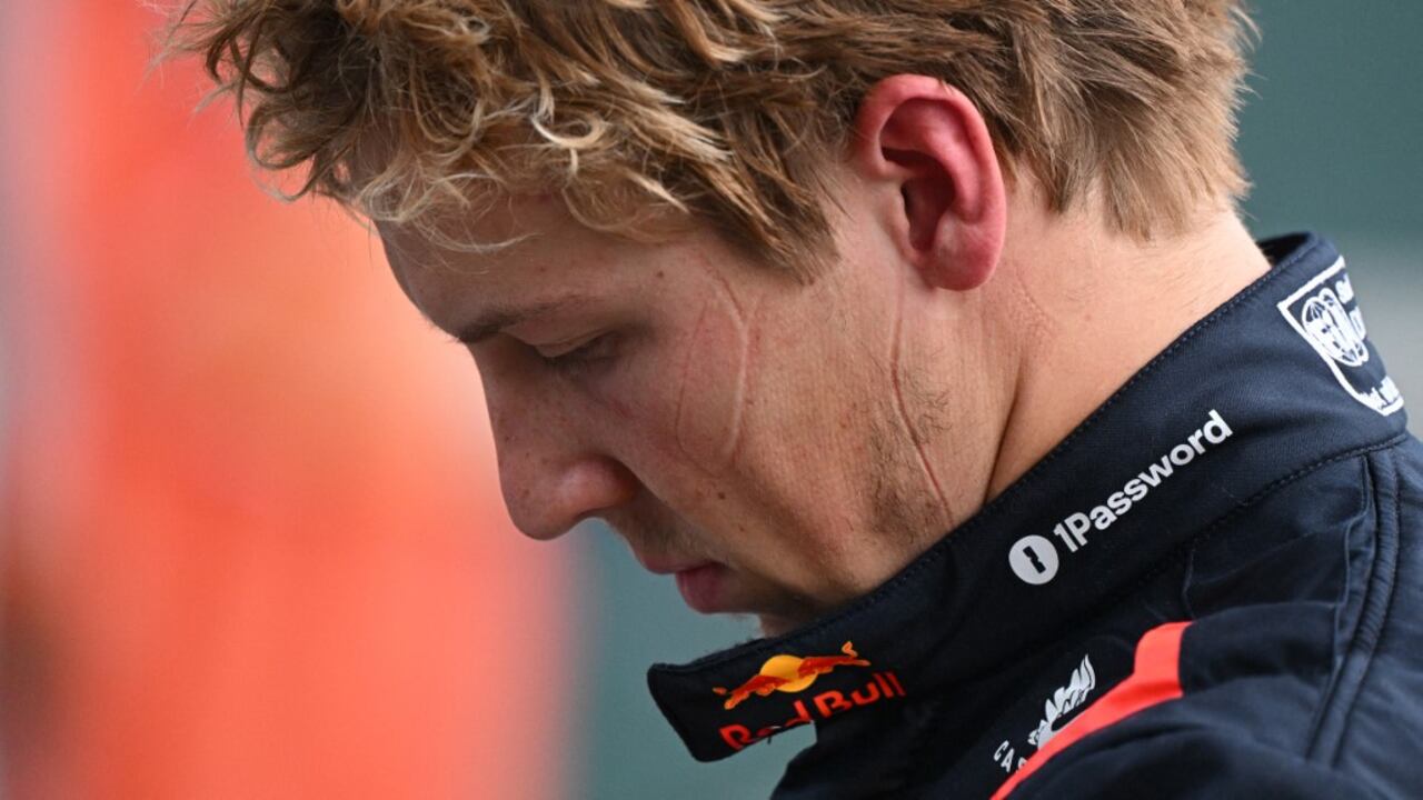 El piloto neozelandés de Red Bull Racing, Liam Lawson, regresa al garaje de su equipo después de salir de su auto al final del Gran Premio de China de Fórmula Uno en Shanghai el 23 de marzo de 2025. Red Bull dijo el 27 de marzo de 2025 que Liam Lawson había sido despedido y reemplazado por Yuki Tsunoda, confirmando días de especulaciones y solo dos fines de semana de carreras en la temporada de F1