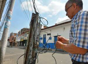 Usuarios del servicio de telefonía de Emcali, se ven afectados por el cobro de las facturas, sin estar recibiendo el servicio, ya sea por robo de cable o porque vehículos con cargas altas pasan y se llevan por delante las líneas.