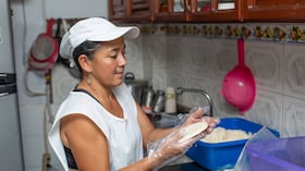 Las ventas promedio de los micronegocios liderados por mujeres son 39,9% menores que las de los hombres, lo que equivale a que, por cada 100 pesos que ellos venden, ellas generan cerca de 60 pesos.