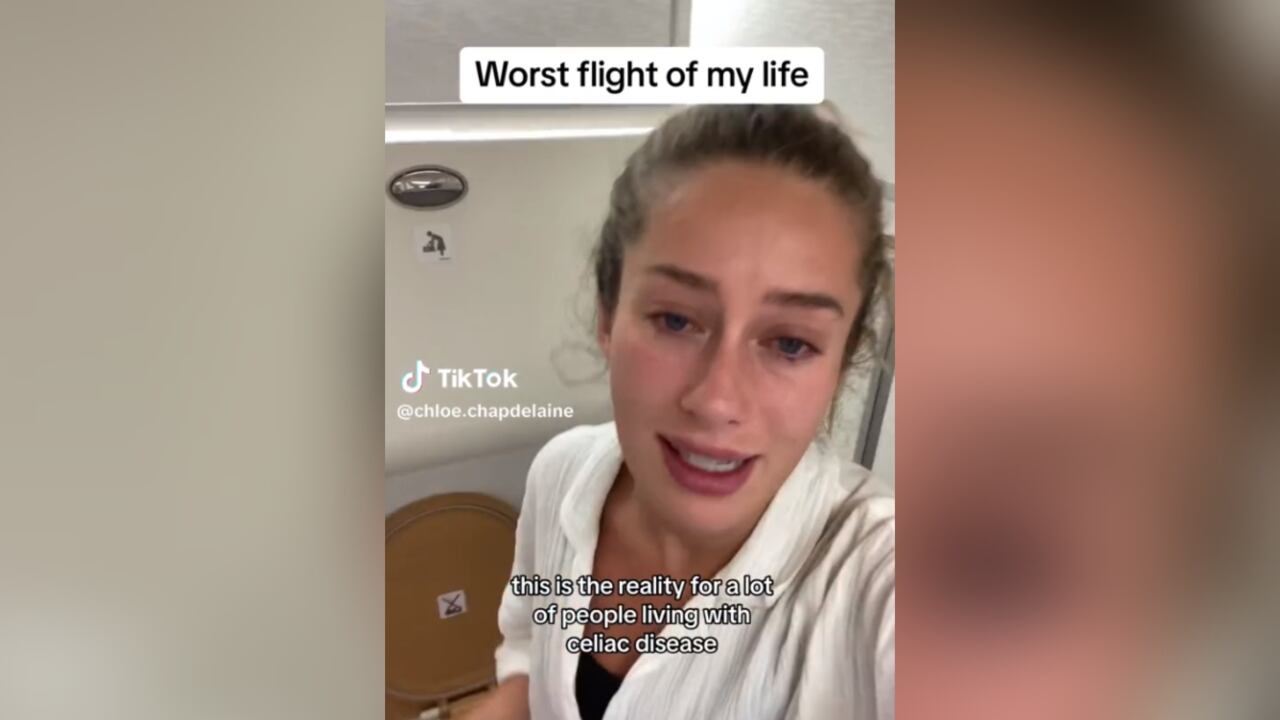 La mujer que se identifica como Chloë Chapdelaine afirmó que tomó un vuelo de 15 horas y luego de su primera comida comenzó a tener dolor de estómago.