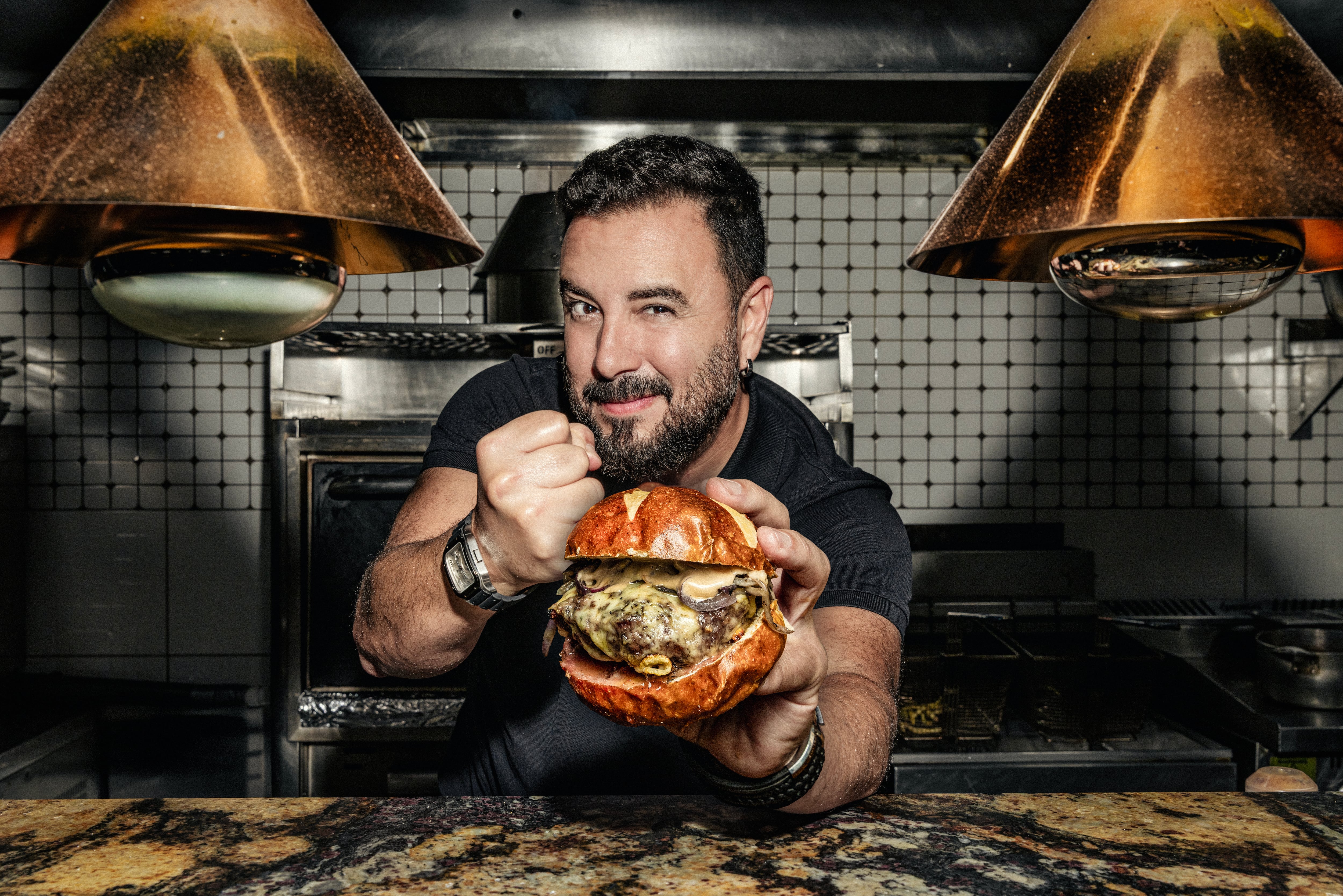 La décima edición del Burger Master, propuesta del influencer Tulio Zuloaga, se lleva a cabo desde ayer y hasta este domingo, 4 de mayo, en más de 50 ciudades del país.
Foto: Tulio Recomienda