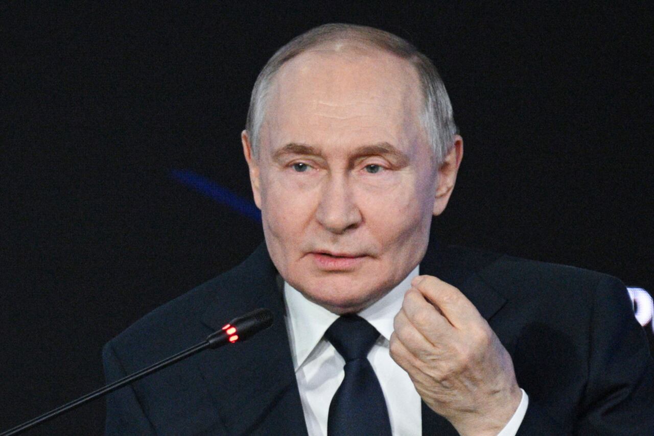 El presidente ruso, Vladímir Putin, habla durante una sesión plenaria del quinto foro anual "Ideas Fuertes para un Nuevo Tiempo"