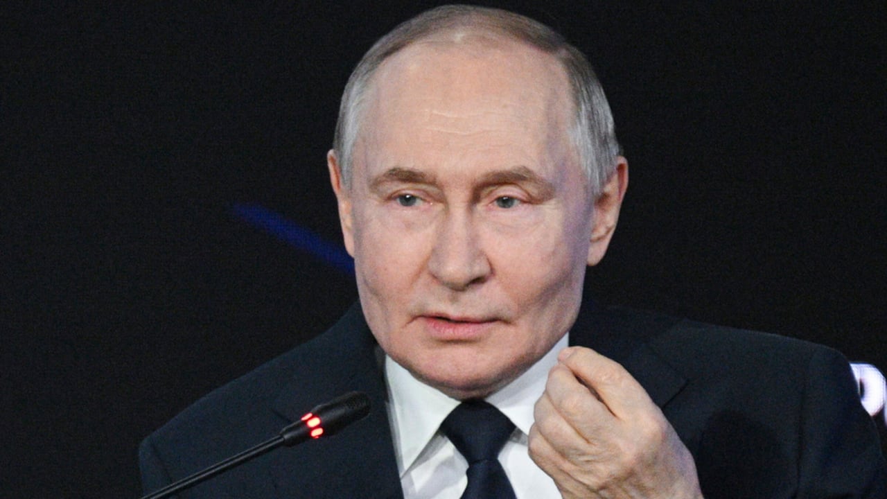 El presidente ruso, Vladímir Putin, habla durante una sesión plenaria del quinto foro anual "Ideas Fuertes para un Nuevo Tiempo"