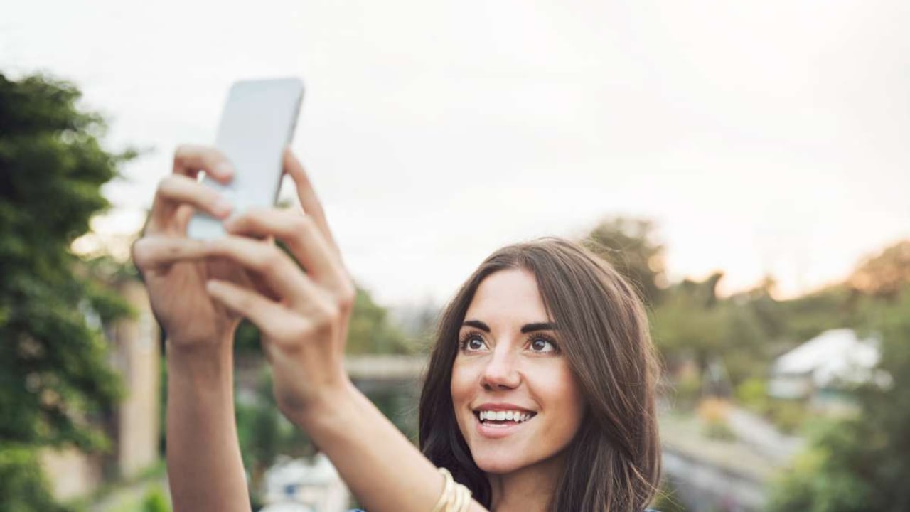 Varios usuarios de smartphones aman tomarse selfíes.