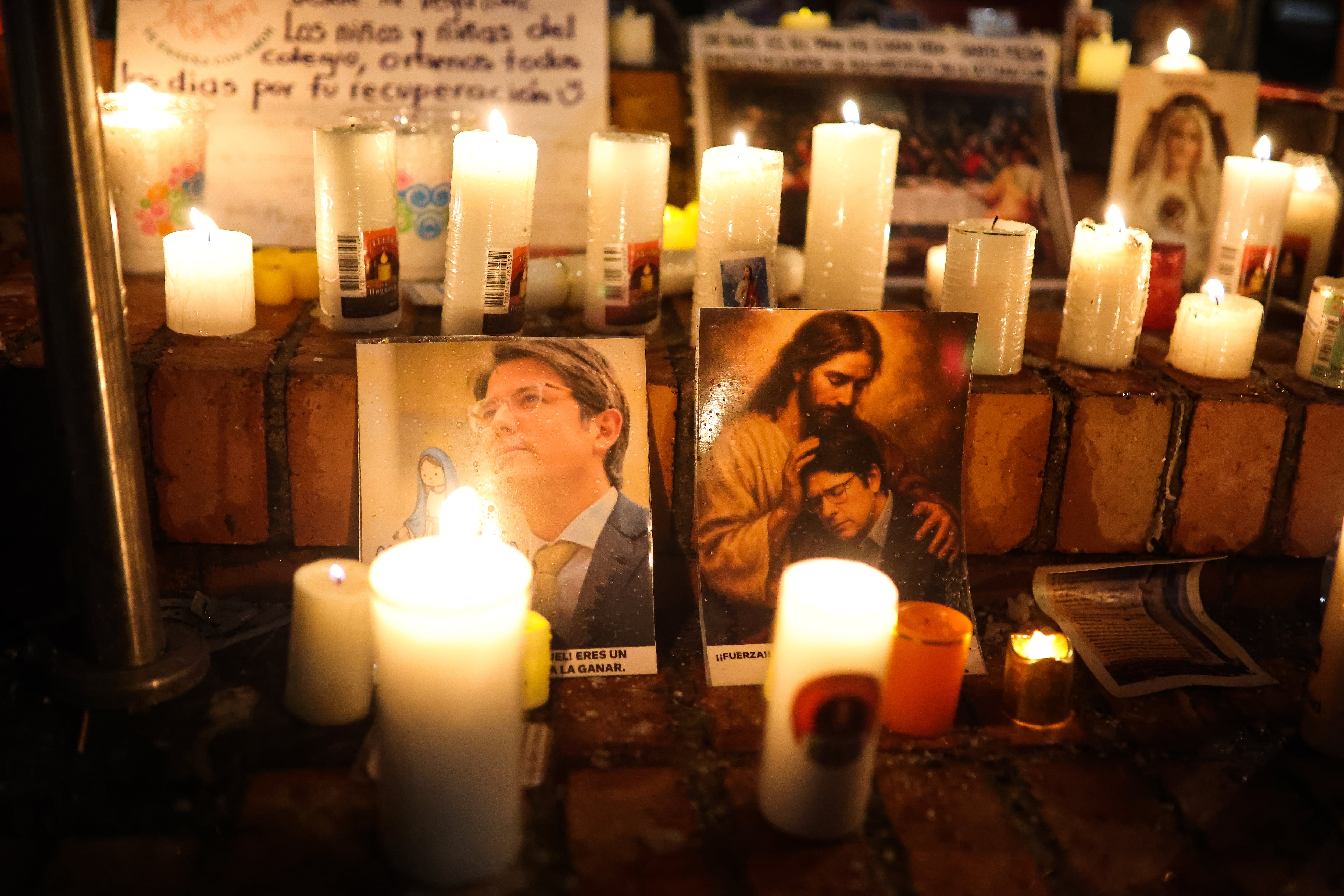 SANTO ROSARIO POR LA SALUD DE MIGUEL URIBE TURBAY, EN LA FUNDACIÓN SANTA FE.
FUNDACIÓN SOLIDARIDAD POR COLOMBIA.