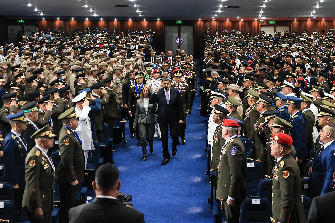 Esta fotografía, difundida por la Presidencia de Venezuela, muestra a Nicolás Maduro (c-i) y a la primera dama Cilia Flores (c-d) llegando a una reunión militar en Caracas el 30 de septiembre de 2025. El presidente venezolano, Nicolás Maduro, declaró el lunes su disposición a declarar el estado de emergencia ante la amenaza de agresión estadounidense, tras una serie de ataques letales estadounidenses contra supuestos barcos cargados con drogas venezolanas.