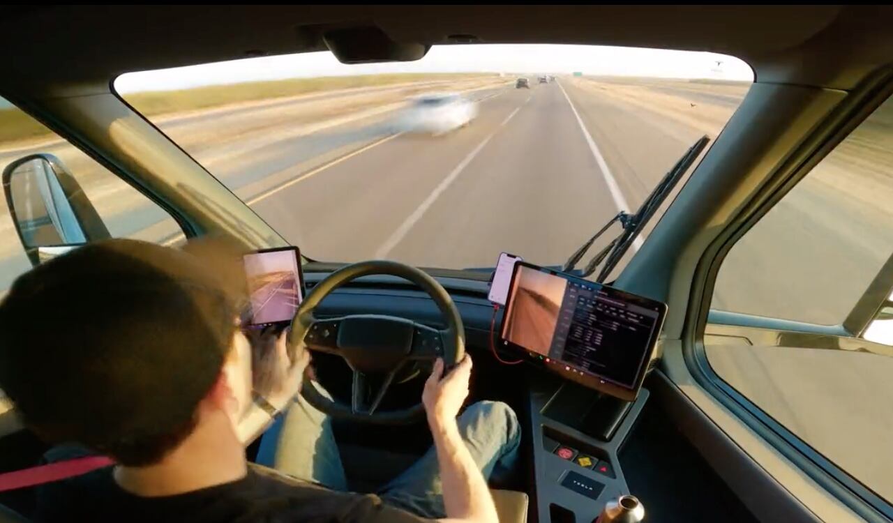 El camión eléctrico de Tesla pudo recorres 500 millas con una sola carga.
