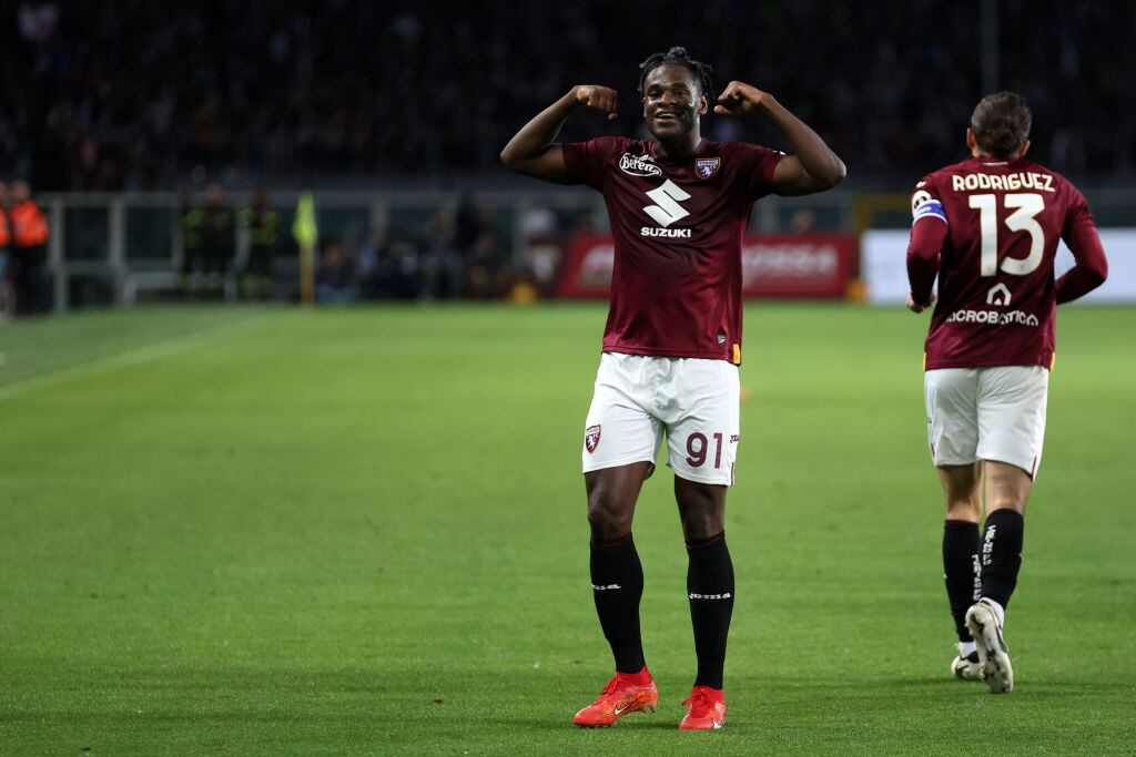 Duván Zapata celebra el primer gol de su equipo durante el partido de la Serie A entre el Torino y el Milán en el Stadio Olimpico di Torino.