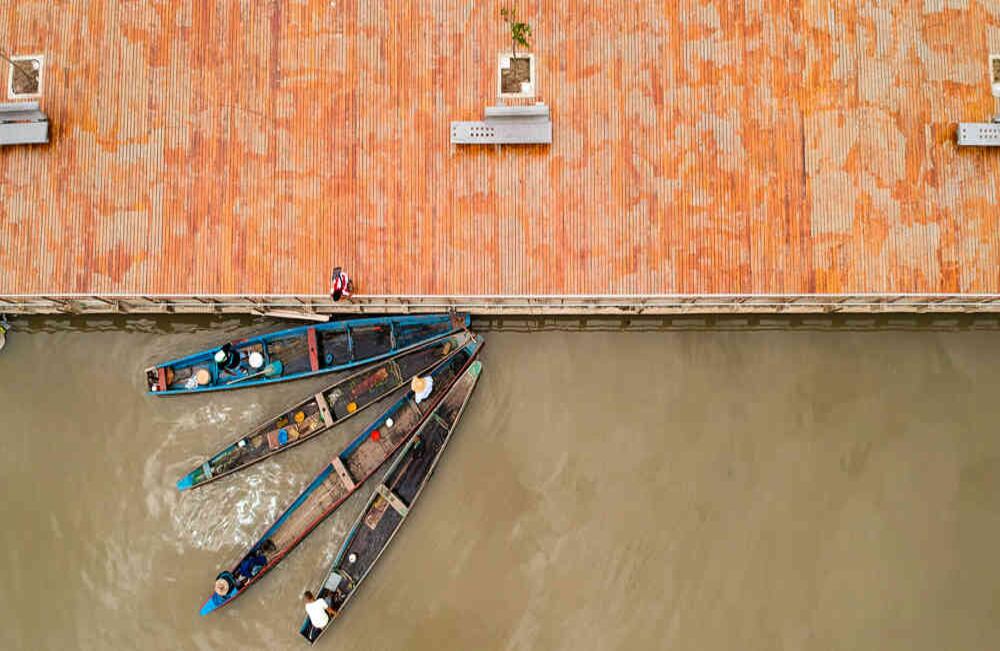 Canoas junto a la Plaza de la Intendencia Fluvial, que conecta con el Gran Malecón.
