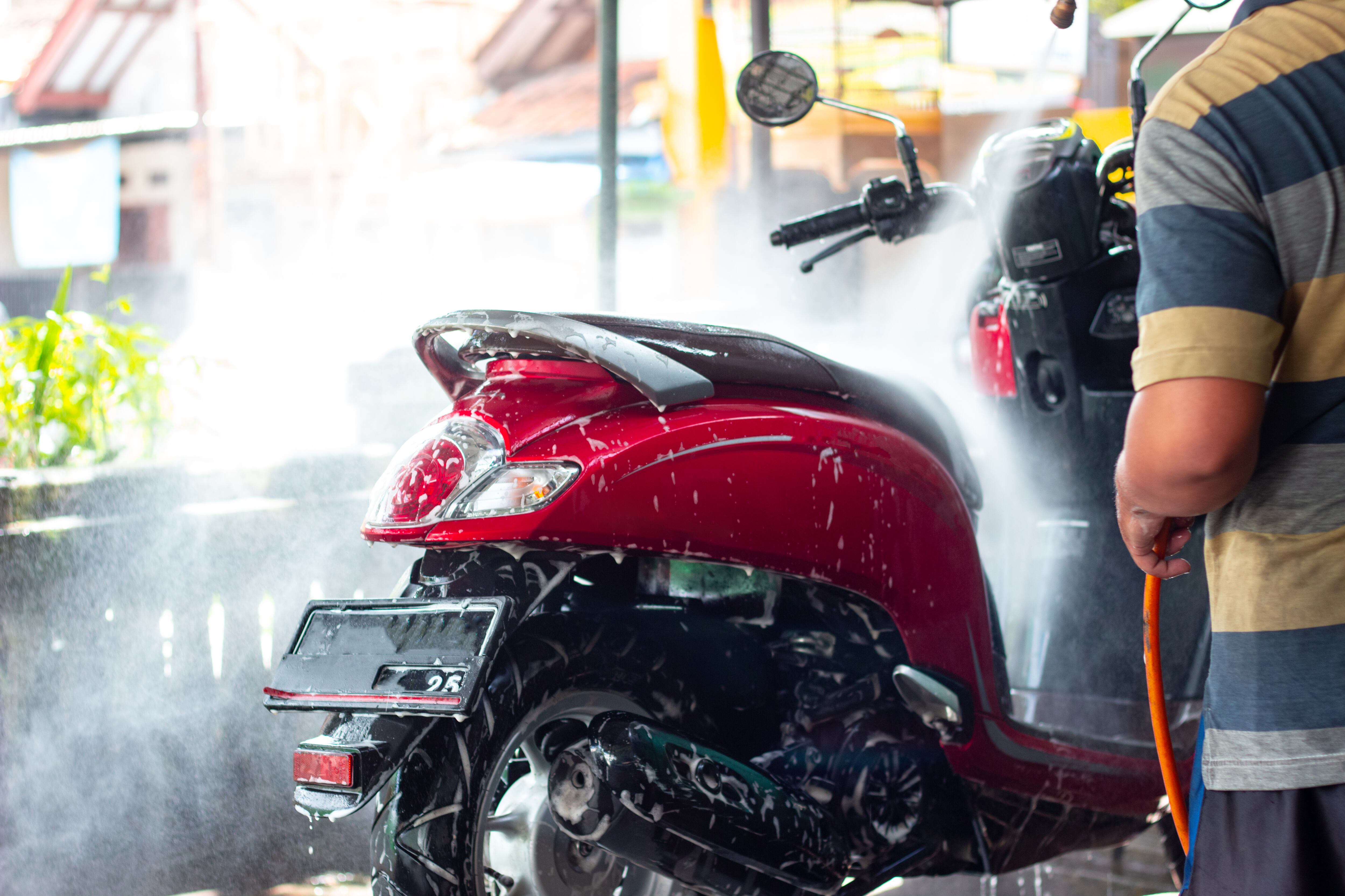 Lavar una moto debe hacerse de forma correcta para evitar fallos electrónicos y mecánicos.