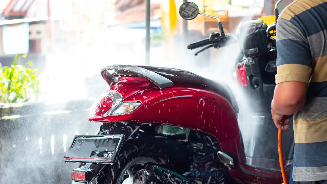 Lavar una moto debe hacerse de forma correcta para evitar fallos electrónicos y mecánicos.