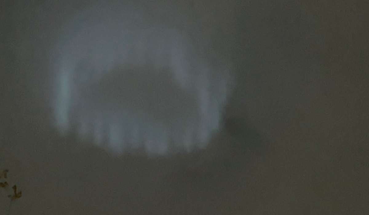 Usuarios de redes sociales captan un aro de luz en el cielo de Milán.