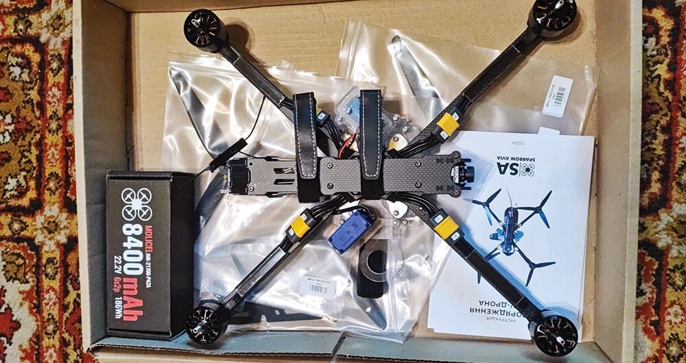    Civiles hacen colectas para comprar drones (izquierda). Ucrania resiste “por la motivación de su gente”.