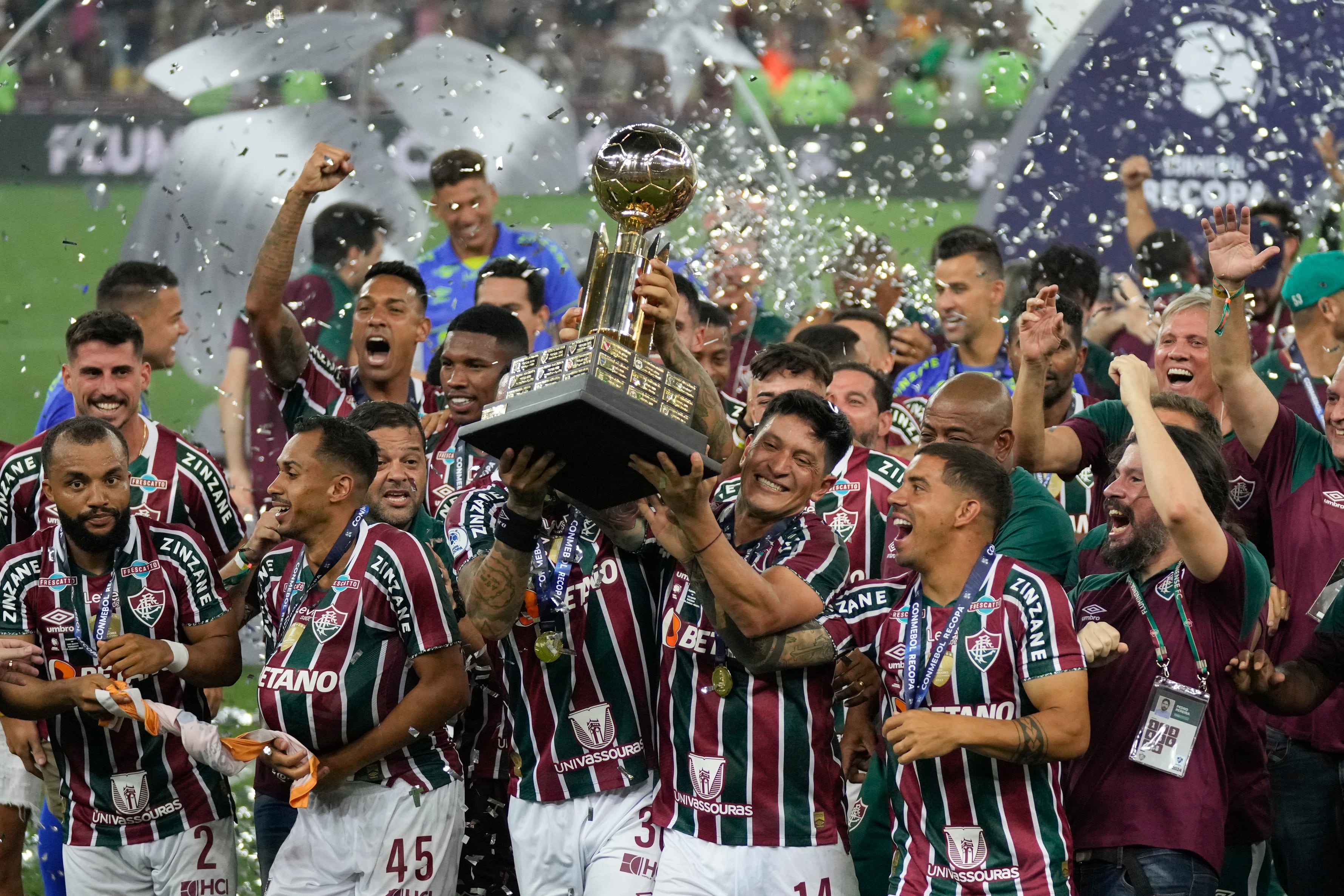 Alemán Canó del Fluminense de Brasil sostiene el trofeo mientras celebra con sus compañeros después de ganar la final de la Recopa Sudamericana contra la Liga Deportiva Universitaria de Ecuador en el estadio Maracaná de Río de Janeiro, Brasil, el jueves 29 de febrero de 2024. (Foto AP/Silvia Izquierdo)