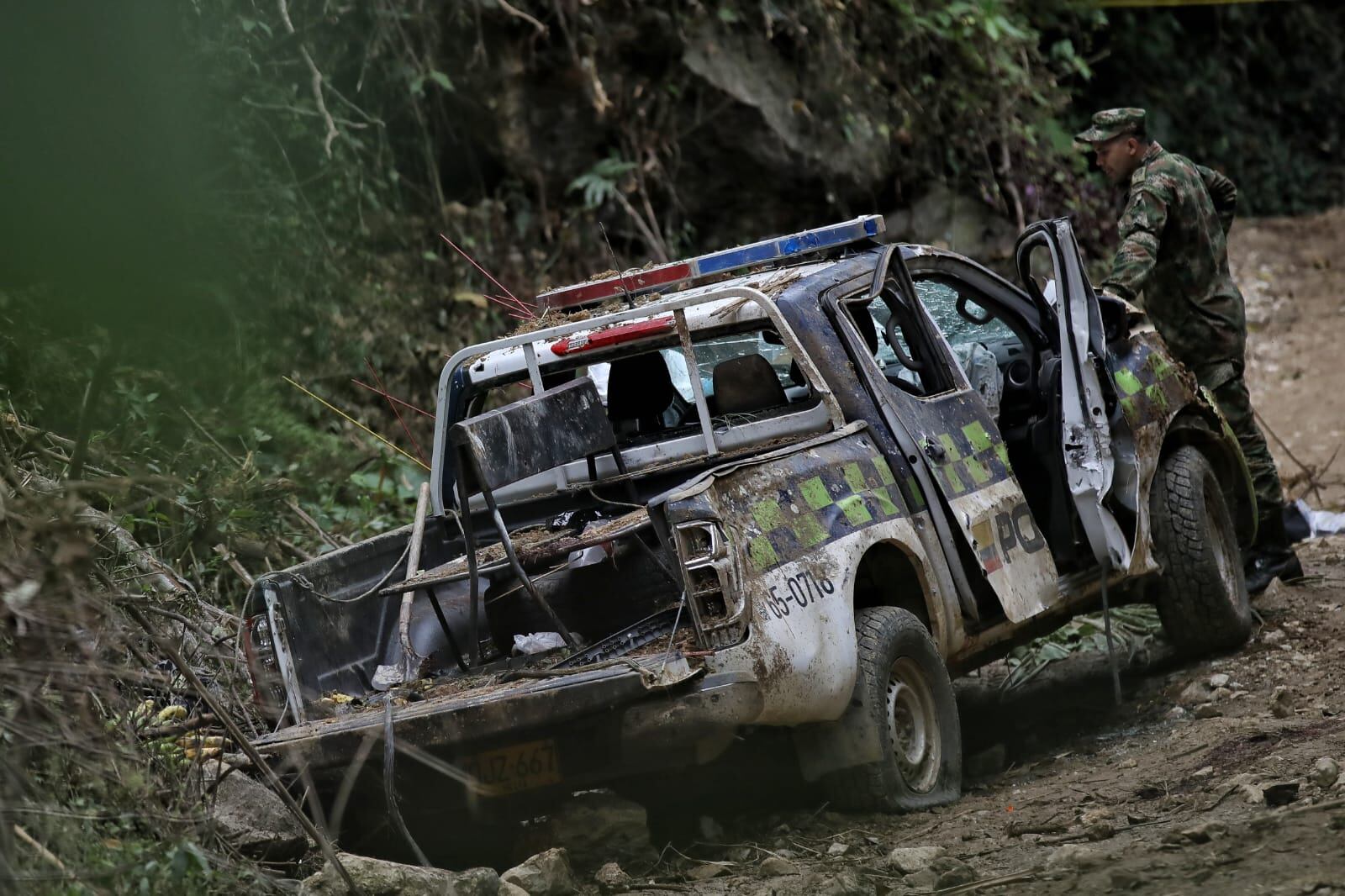 Levantamiento cuerpos y pruebas fiscalía atentado policías Huila