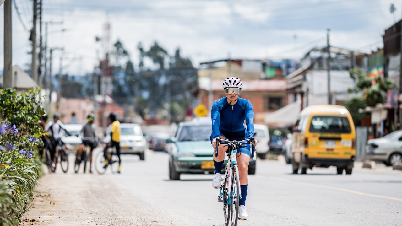 Mujer rodando en su bicicleta a las afueras de Bogotá.