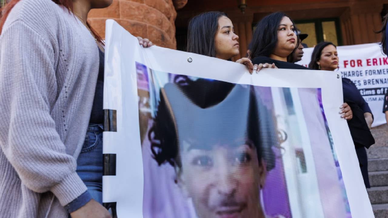 Daleen García, al frente a la izquierda, y dos de los hermanos de Erik Cantú sostienen una pancarta con una foto de él durante una conferencia de prensa realizada para actualizar al público sobre su condición médica.