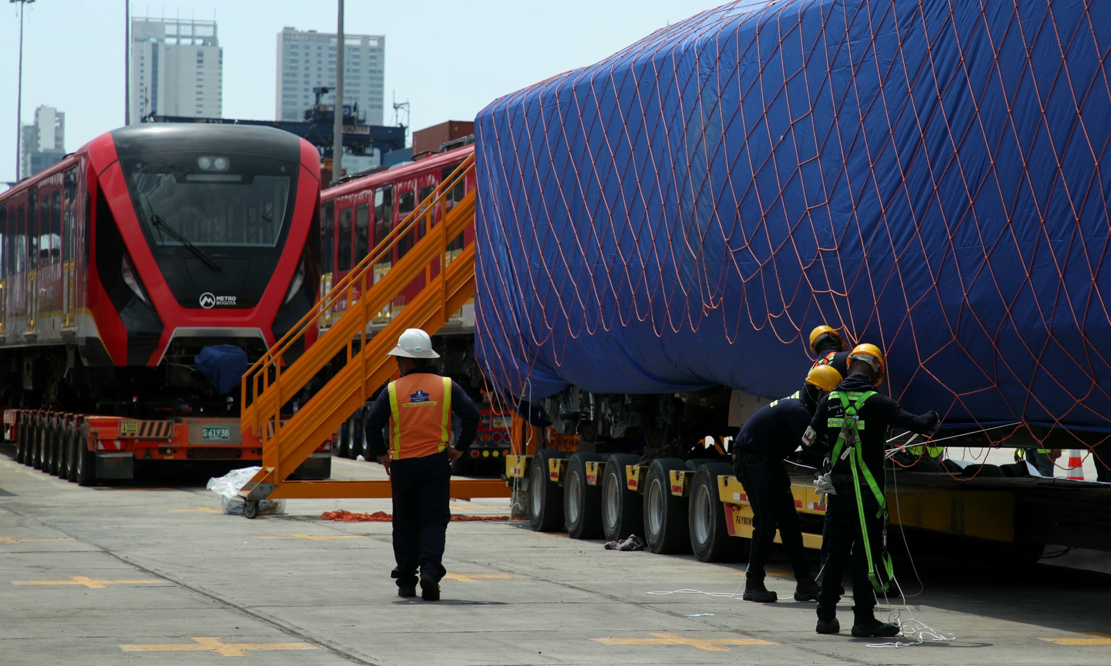 Proceso de embalaje de los vagones del Metro de Bogotá.