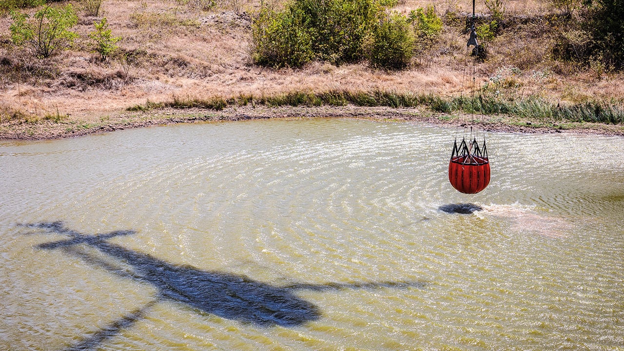 Recolección de agua para atender las zonas afectadas por los incendios.