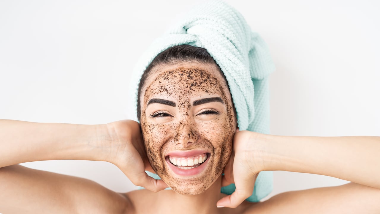 Mascarilla de café. El café es un excelente exfoliante, sus características menos conocidas son las que tienen que ver con usos tópicos.