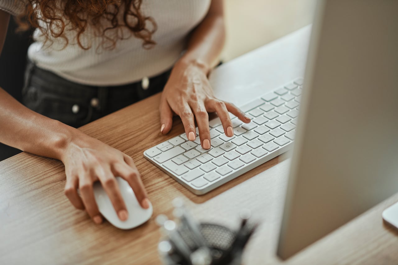 Si uno de los elementos es borrado de la computadora, no se eliminará de la biblioteca de Google Fotos.