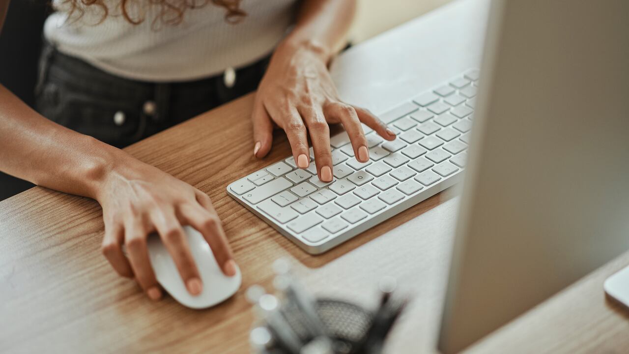 Si uno de los elementos es borrado de la computadora, no se eliminará de la biblioteca de Google Fotos.