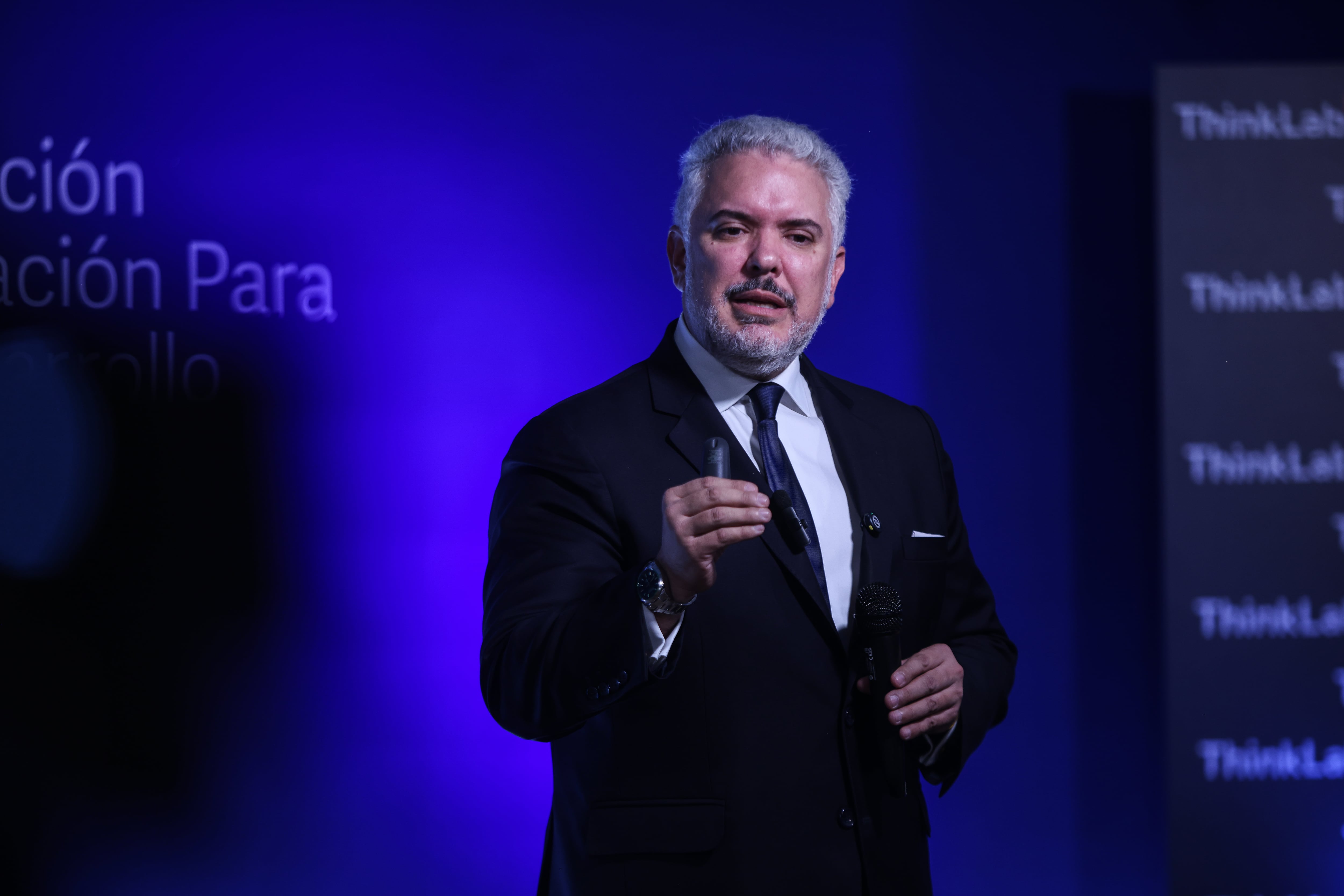 Bogotá. Julio 02 de 2025. El expresidente de Colombia , Iván Duque, presentó su más reciente libro,  Fuerza y verdad: conversaciones en Oxford sobre el futuro del humanismo, en un conversatorio que se realizó en la Fundación Innovación para el Desarrollo.