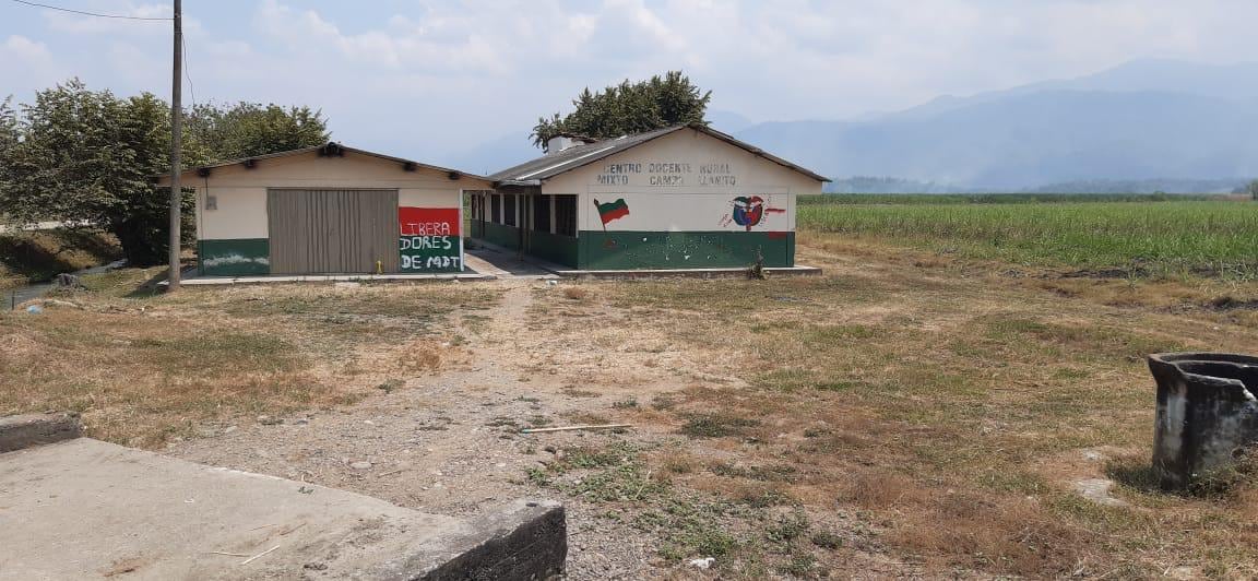 Grafiti sobre la pared de una escuela de la zona rural de Guachené, norte del Cauca.