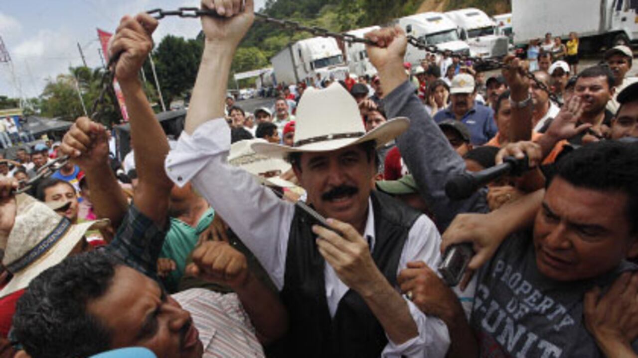 Manuel Zelaya alzó victorioso la cadena que divide a Honduras y Nicaragua, pero apenas cruzó la frontera por un par de horas