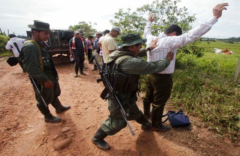 Durante la entrega del reportero la guerrilla abordó a los habitantes.