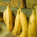 El banano pude ayudar a producir serotonina.