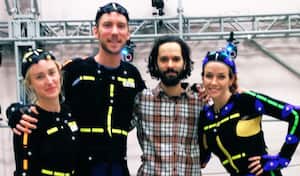 Annie Wersching (D) le prestaba la voz a Tess en The Last Of Us